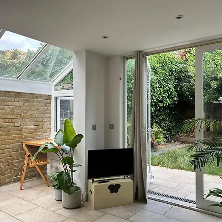 Modern, Spacious 1 Bedroom Garden Flat Sw18 Apartment *