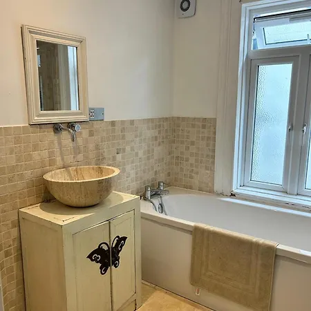 Modern, Spacious 1 Bedroom Garden Flat Sw18 London