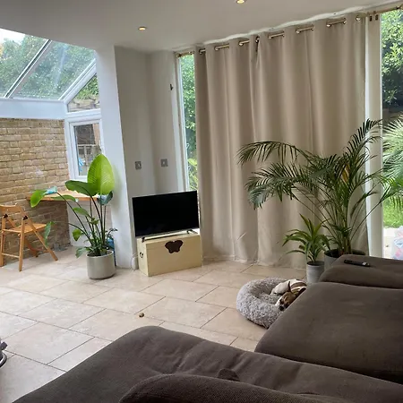 Modern, Spacious 1 Bedroom Garden Flat Sw18