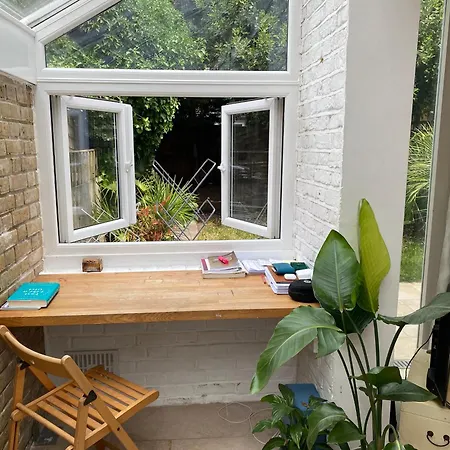 Modern, Spacious 1 Bedroom Garden Flat Sw18 Apartment