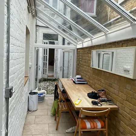 Apartment Modern, Spacious 1 Bedroom Garden Flat Sw18