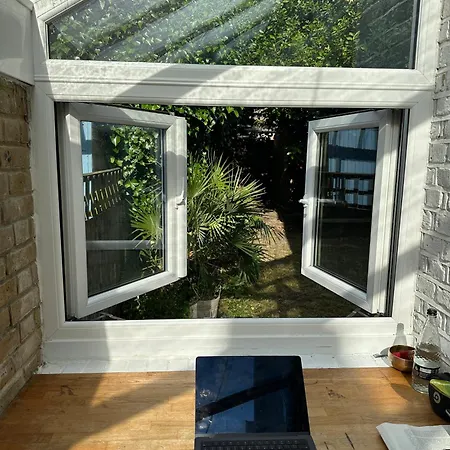 Modern, Spacious 1 Bedroom Garden Flat Sw18 Apartment *