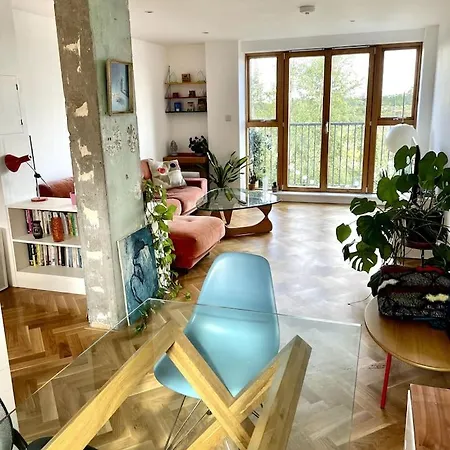 Idyllic Flat Over River Lea * London