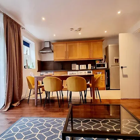 Apartman Charming Victorian With Aircon In London