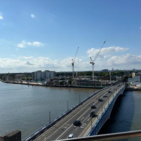 Daire Ads Lux Lettings Ltd - Battersea Reach Londra