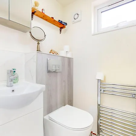 2bed With Free Parking & An Aircon - 40min To Centre London