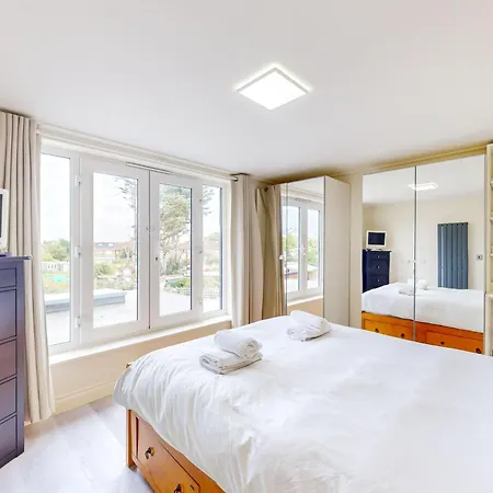 2bed With Free Parking & An Aircon - 40min To Centre Holiday home London