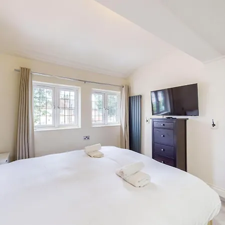 Holiday home 2bed With Free Parking & An Aircon - 40min To Centre *