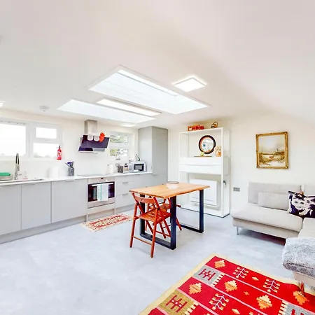 2bed With Free Parking & An Aircon - 40min To Centre London