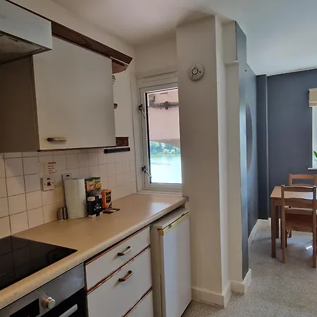 Wapping 700sqft 2 Bedroom - South Facing Dockside Views - Secure Parking