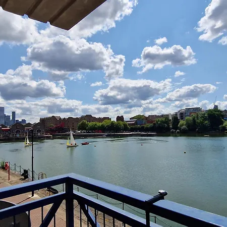 Wapping 700sqft 2 Bedroom - South Facing Dockside Views - Secure Parking Appartement Londres