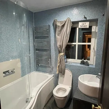 Apartment Stepney Gated Area With Parking & Garden *