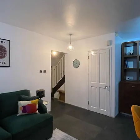 Stepney Gated Area With Parking & Garden Apartment