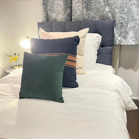 Apartment Stepney Gated Area With Parking & Garden