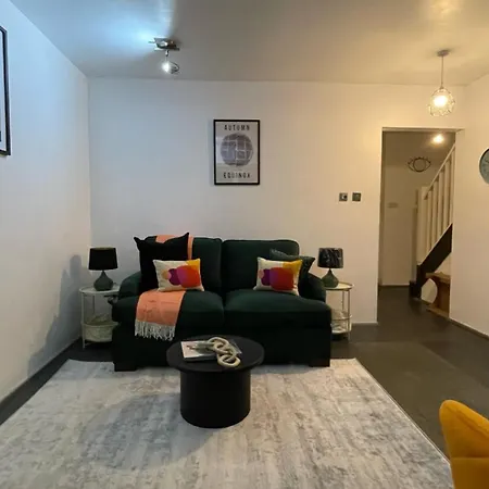 Stepney Gated Area With Parking & Garden