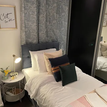 Stepney Gated Area With Parking & Garden Apartment London