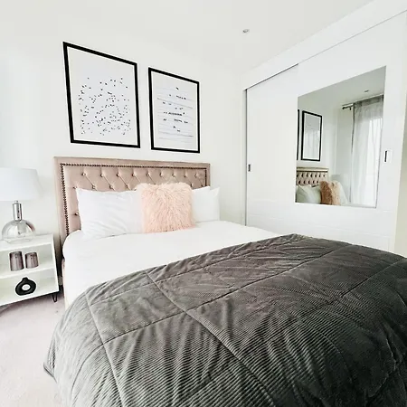 Modern - Prime Location For Business & Family Trip - Quick Tube Access Daire Londra