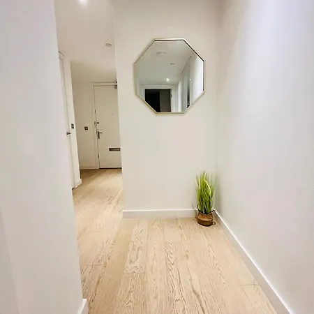Modern - Prime Location For Business & Family Trip - Quick Tube Access *