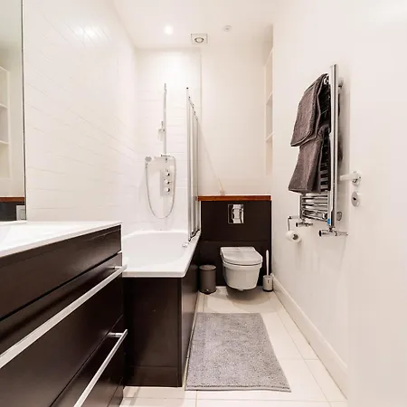Spacious With A Balcony In Prime Location In Farringdon לונדון