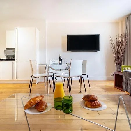 Spacious With A Balcony In Prime Location In Farringdon * לונדון