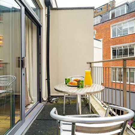 דירה Spacious With A Balcony In Prime Location In Farringdon