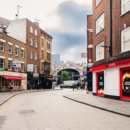 Spacious With A Balcony In Prime Location In Farringdon * לונדון