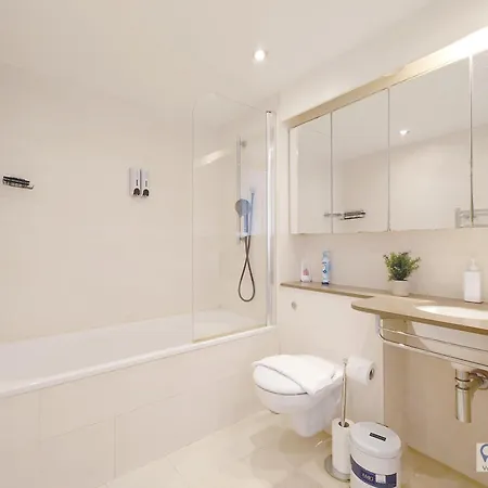 Fully Serviced Two Bed With River View لندن