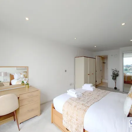 Fully Serviced Two Bed With River View