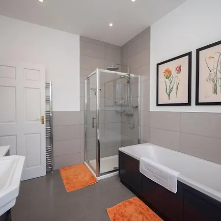 Pass The Keys Stylishly Designed Townhouse - Garden Oasis Holiday home London