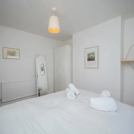 Pass The Keys Stylishly Designed Townhouse - Garden Oasis London