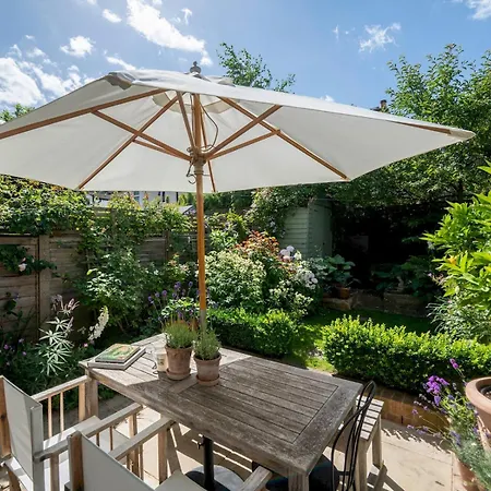 Pass The Keys Stylishly Designed Townhouse - Garden Oasis Holiday home *