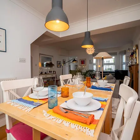 Pass The Keys Stylishly Designed Townhouse - Garden Oasis *