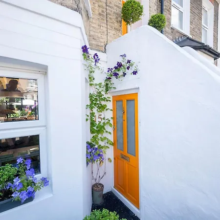 Pass The Keys Stylishly Designed Townhouse - Garden Oasis
