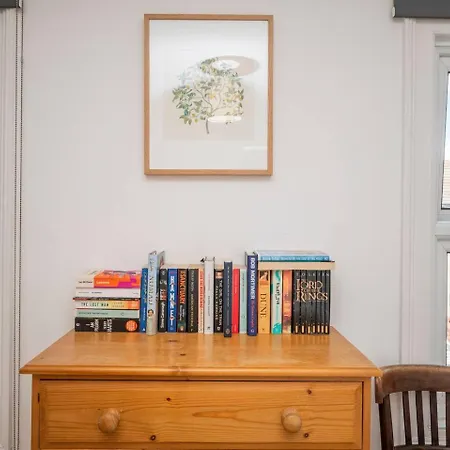 Pass The Keys Stylishly Designed Townhouse - Garden Oasis Holiday home London