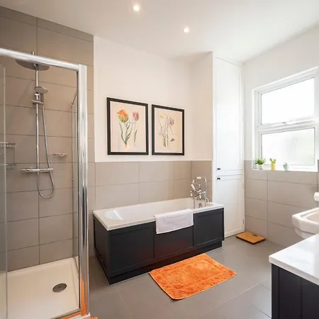 Pass The Keys Stylishly Designed Townhouse - Garden Oasis * London