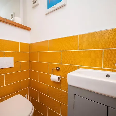 Pass The Keys Stylishly Designed Townhouse - Garden Oasis