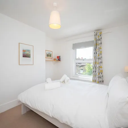 Pass The Keys Stylishly Designed Townhouse - Garden Oasis Holiday home