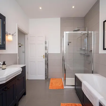 Pass The Keys Stylishly Designed Townhouse - Garden Oasis Holiday home *