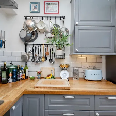 Holiday home Pass The Keys Stylishly Designed Townhouse - Garden Oasis London