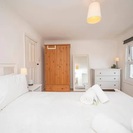 Pass The Keys Stylishly Designed Townhouse - Garden Oasis London