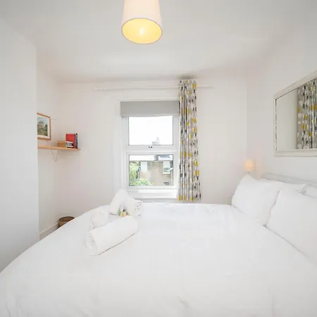 Pass The Keys Stylishly Designed Townhouse - Garden Oasis London