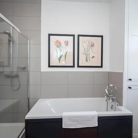 Pass The Keys Stylishly Designed Townhouse - Garden Oasis Holiday home