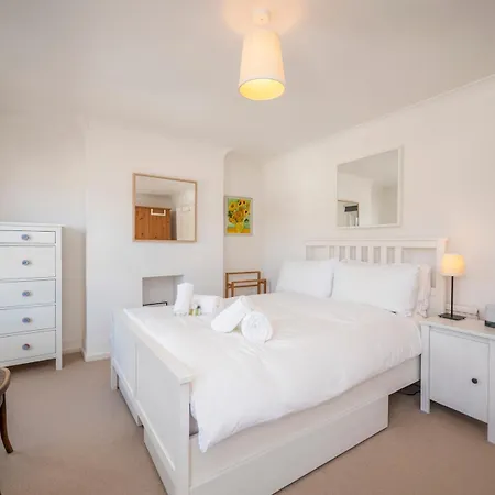 Pass The Keys Stylishly Designed Townhouse - Garden Oasis Holiday home *