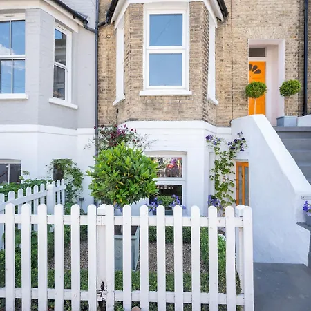 Pass The Keys Stylishly Designed Townhouse - Garden Oasis