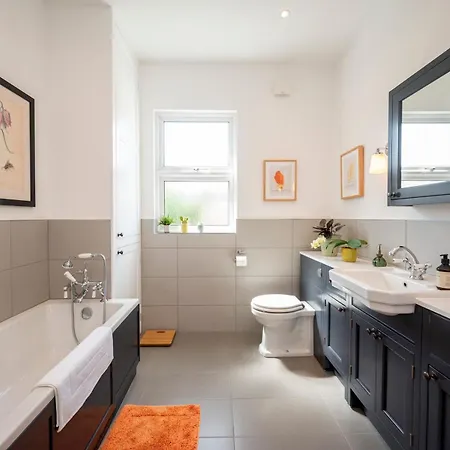 Pass The Keys Stylishly Designed Townhouse - Garden Oasis Holiday home