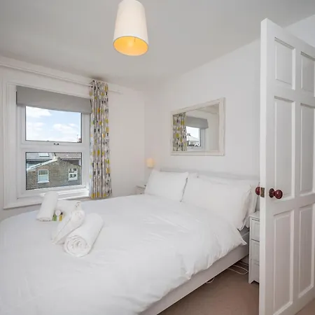 Pass The Keys Stylishly Designed Townhouse - Garden Oasis Holiday home *