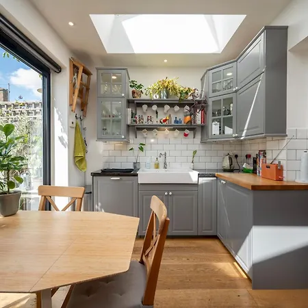 Pass The Keys Stylishly Designed Townhouse - Garden Oasis Holiday home London