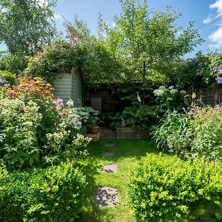 Pass The Keys Stylishly Designed Townhouse - Garden Oasis *
