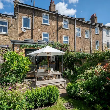 Pass The Keys Stylishly Designed Townhouse - Garden Oasis Holiday home London