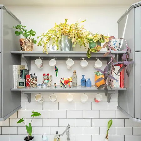 Pass The Keys Stylishly Designed Townhouse - Garden Oasis *